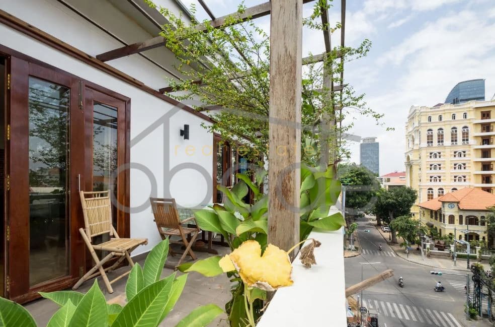 Architect designed Wat Phnom penthouse apartment for rent